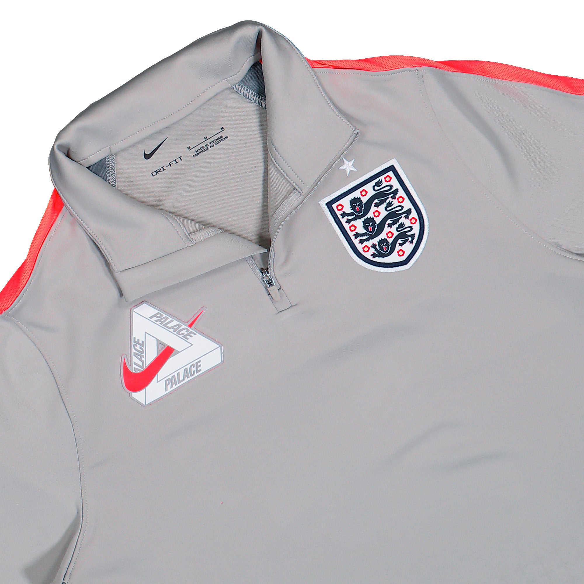 Palace x Nike FA England Strike Drill Top Pewter Grey / Cool Grey / Bright Crimson Longsleeves IM3229 052 Detailfoto | Overkill
