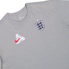 Palace x Nike  FA England Premium Tee Pewter Grey T-Shirts IM6598 052 Detailfoto | Overkill
