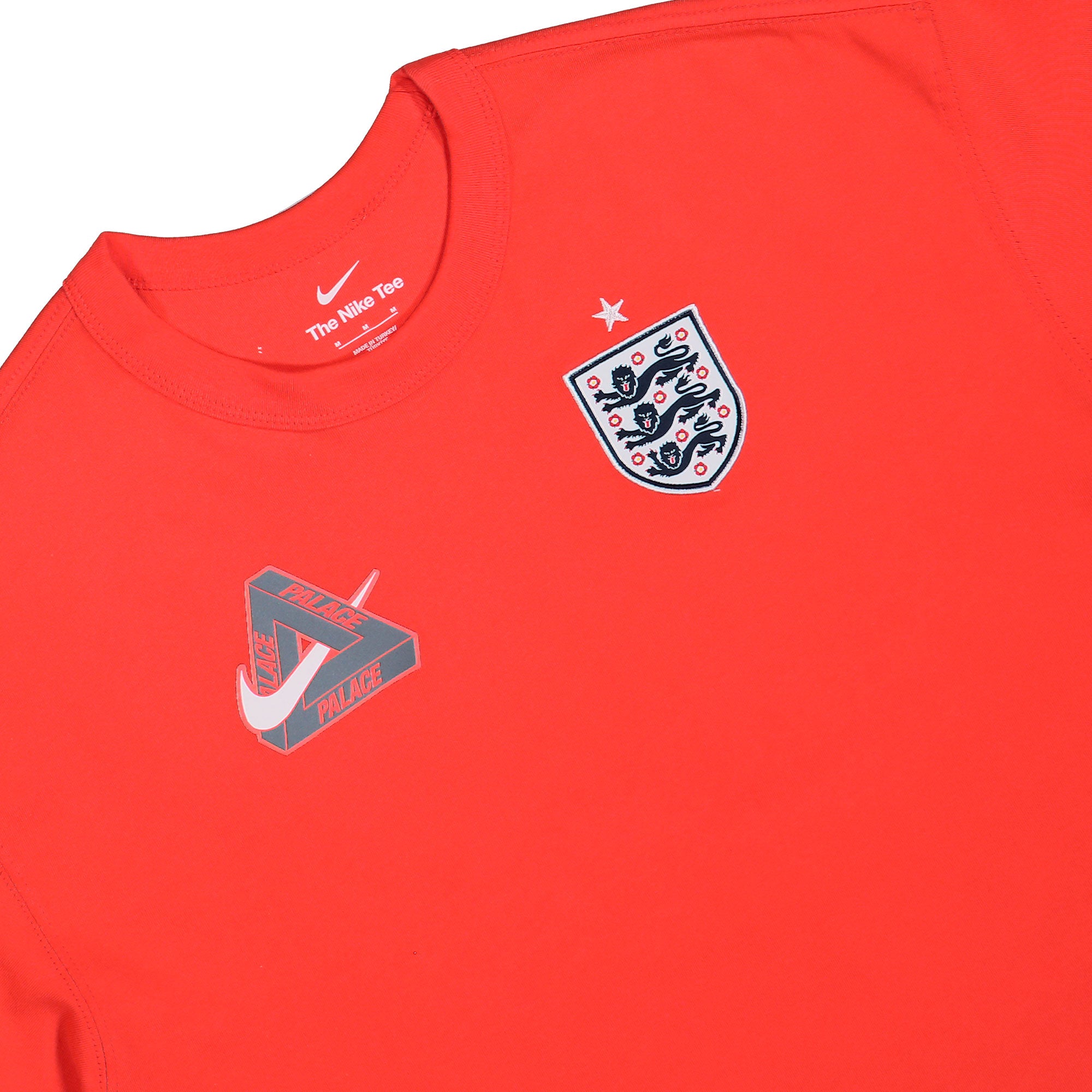 Palace x Nike  FA England Premium Tee Light Crimson T-Shirts IM6598 696 Detailfoto | Overkill

