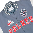 Palace x Nike FA England Varsity Jacket Cool Grey / White / Bright Crimson Bomber & Varsity Jackets IM6636 065 Detailfoto | Overkill
