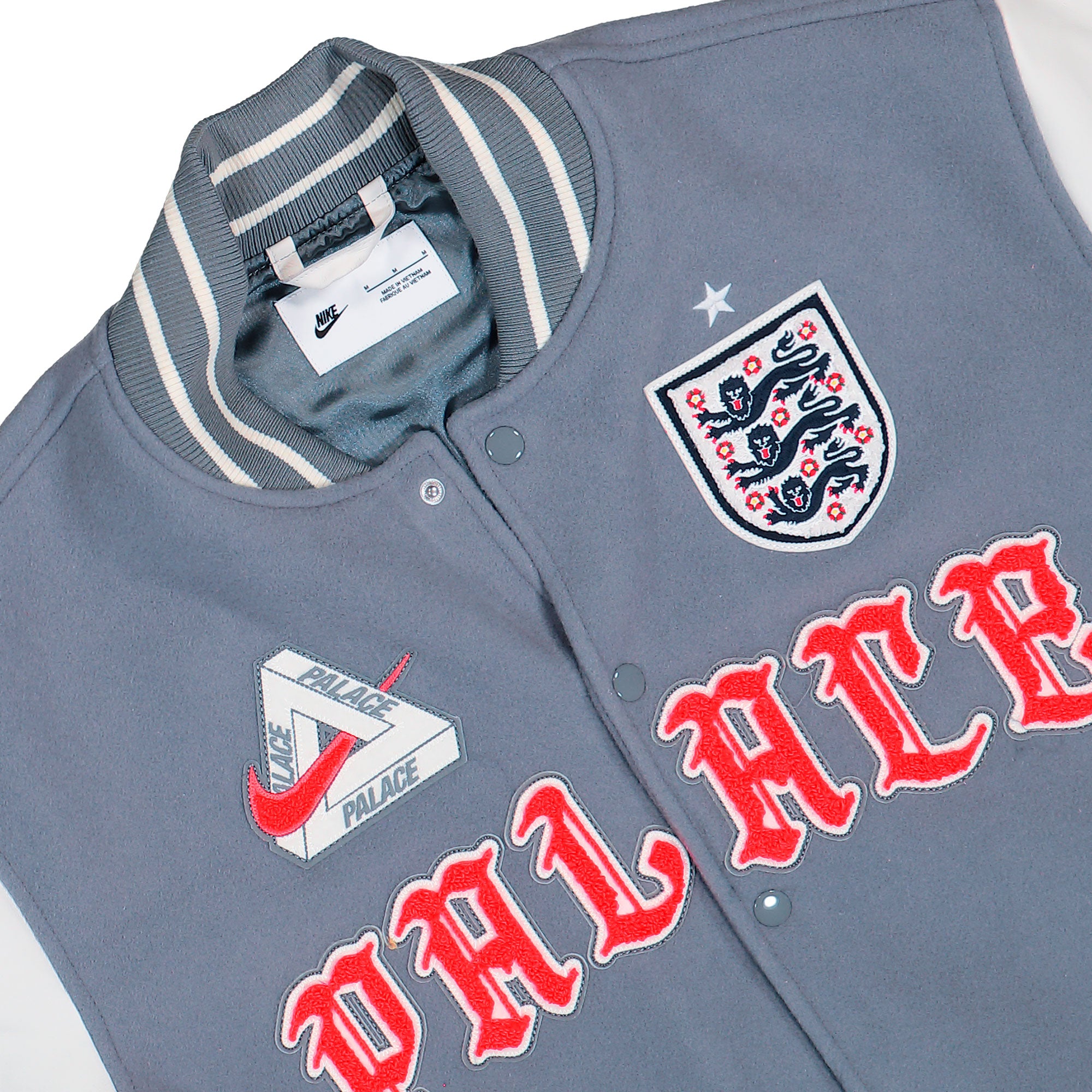 Palace x Nike FA England Varsity Jacket Cool Grey / White / Bright Crimson Bomber & Varsity Jackets IM6636 065 Detailfoto | Overkill
