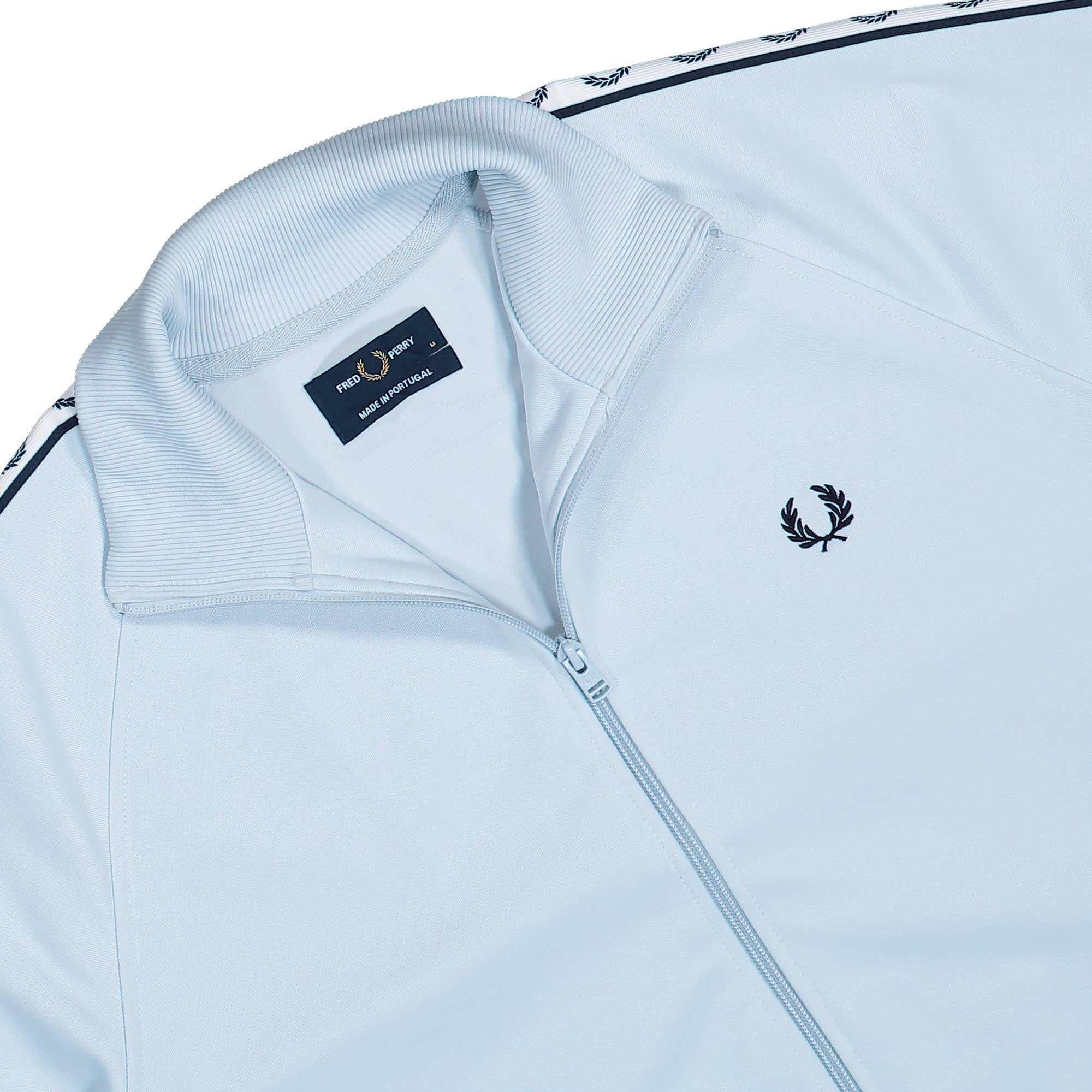 Fred Perry Taped Track Jacket Dusky Blue Track Jackets J4620-28A Detailfoto | Overkill
