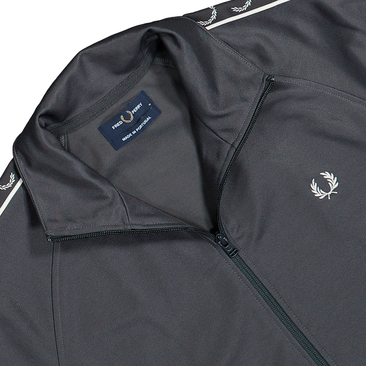 Fred Perry Contrast Taped Track Jacket Anchor Grey Jacket J5557-297 Detailfoto | Overkill
