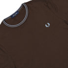 Fred Perry Twin Tipped T-Shirt Burnt Tobacco / Stockport Blue T-Shirt M1588V-49A Detailfoto | Overkill

