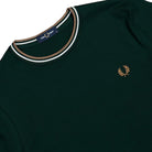 Fred Perry Twin Tipped T-Shirt Grassroots / Ecru / Bronze T-Shirt M1588V-50D Detailfoto | Overkill
