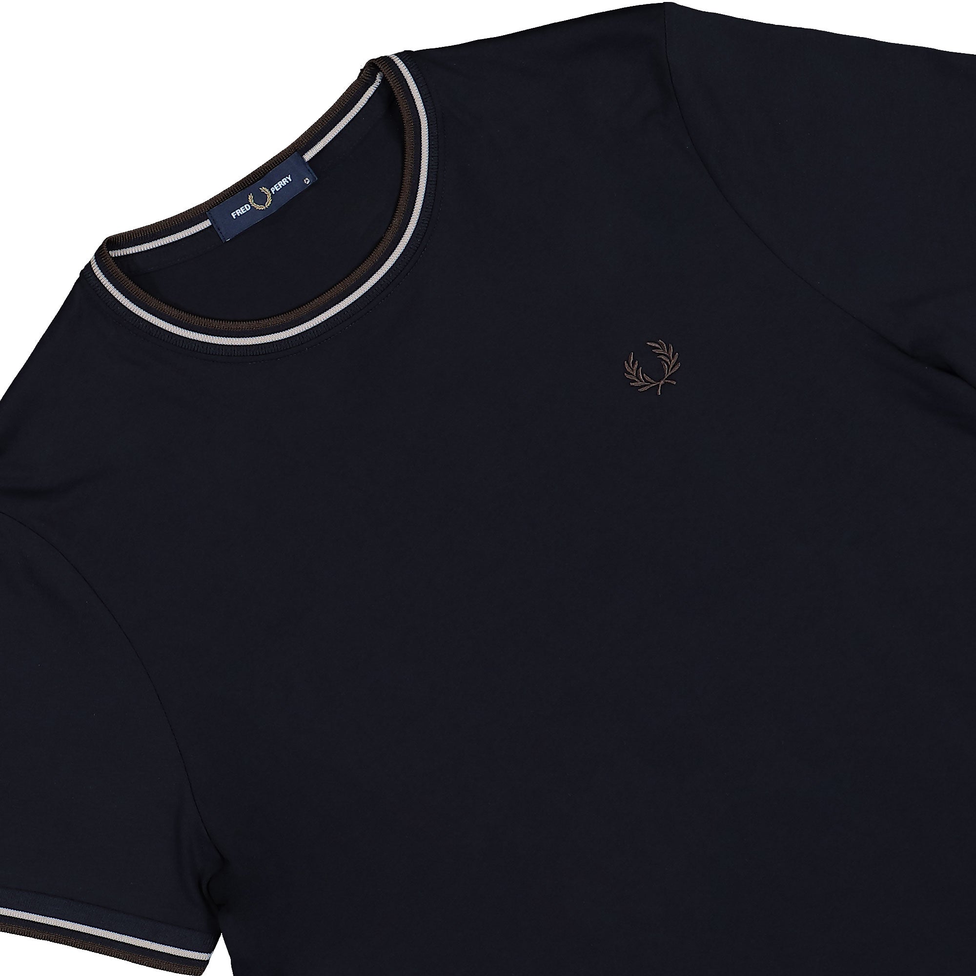 Fred Perry Twin Tipped T-Shirt Navy / Warm Oat / Burnt Tobacco T-Shirt M1588V-52A Detailfoto | Overkill
