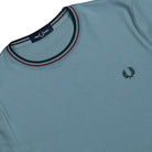 Fred Perry Twin Tipped T-Shirt Stockport Blue / Oxblood / Grassroots T-Shirt M1588V-98A Detailfoto | Overkill
