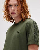 Fred Perry Contrast Tape Ringer T-Shirt Laurel Wreath Green / Night Green T-Shirts Detailfoto | Overkill
