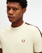 Fred Perry Contrast Tape Ringer T-Shirt Oatmeal / Whisky Brown T-Shirts Detailfoto | Overkill