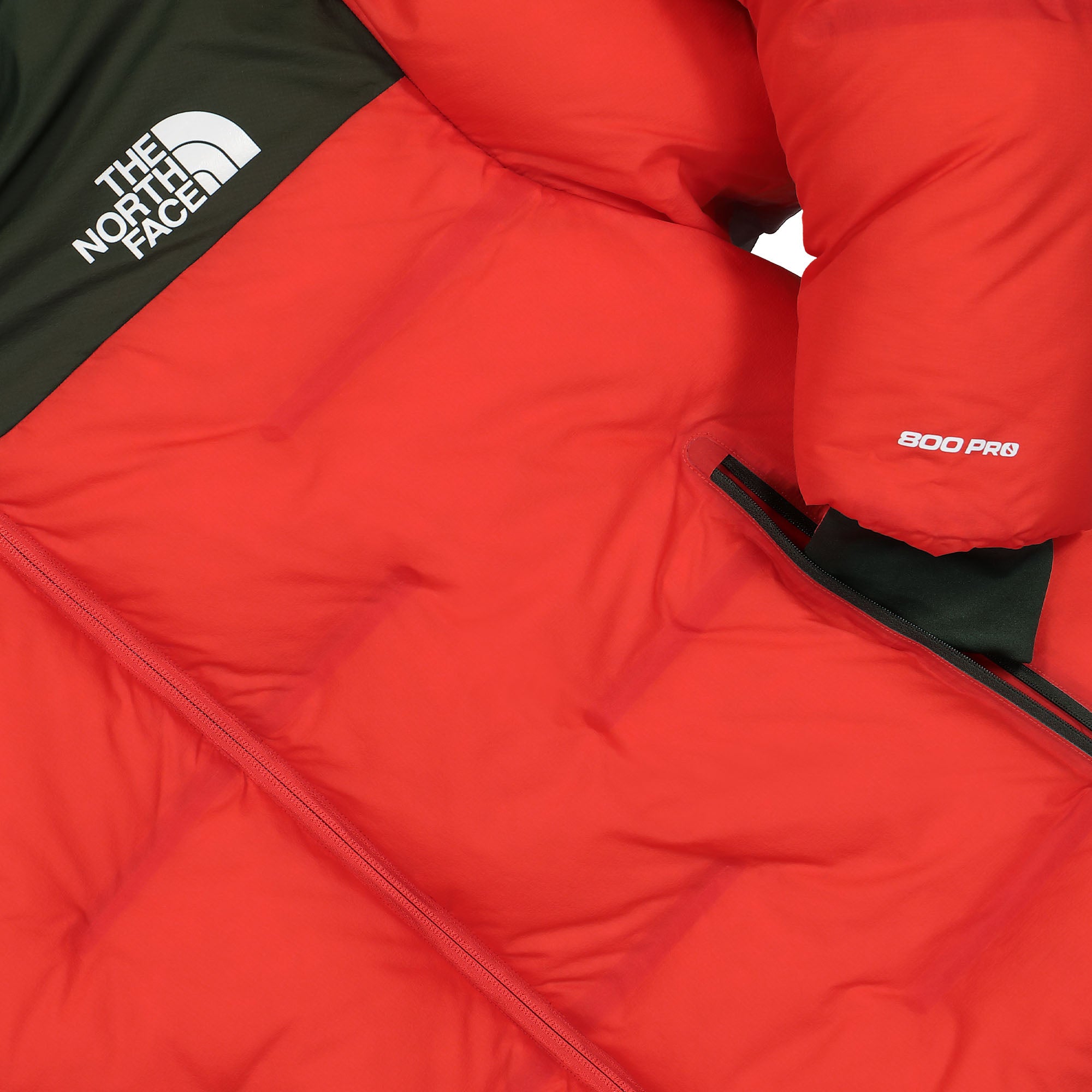 The North Face Cloud Down Nuptse Jacket Dark Cedar Green / High Risk Red Puffer Jackets Detailfoto | Overkill