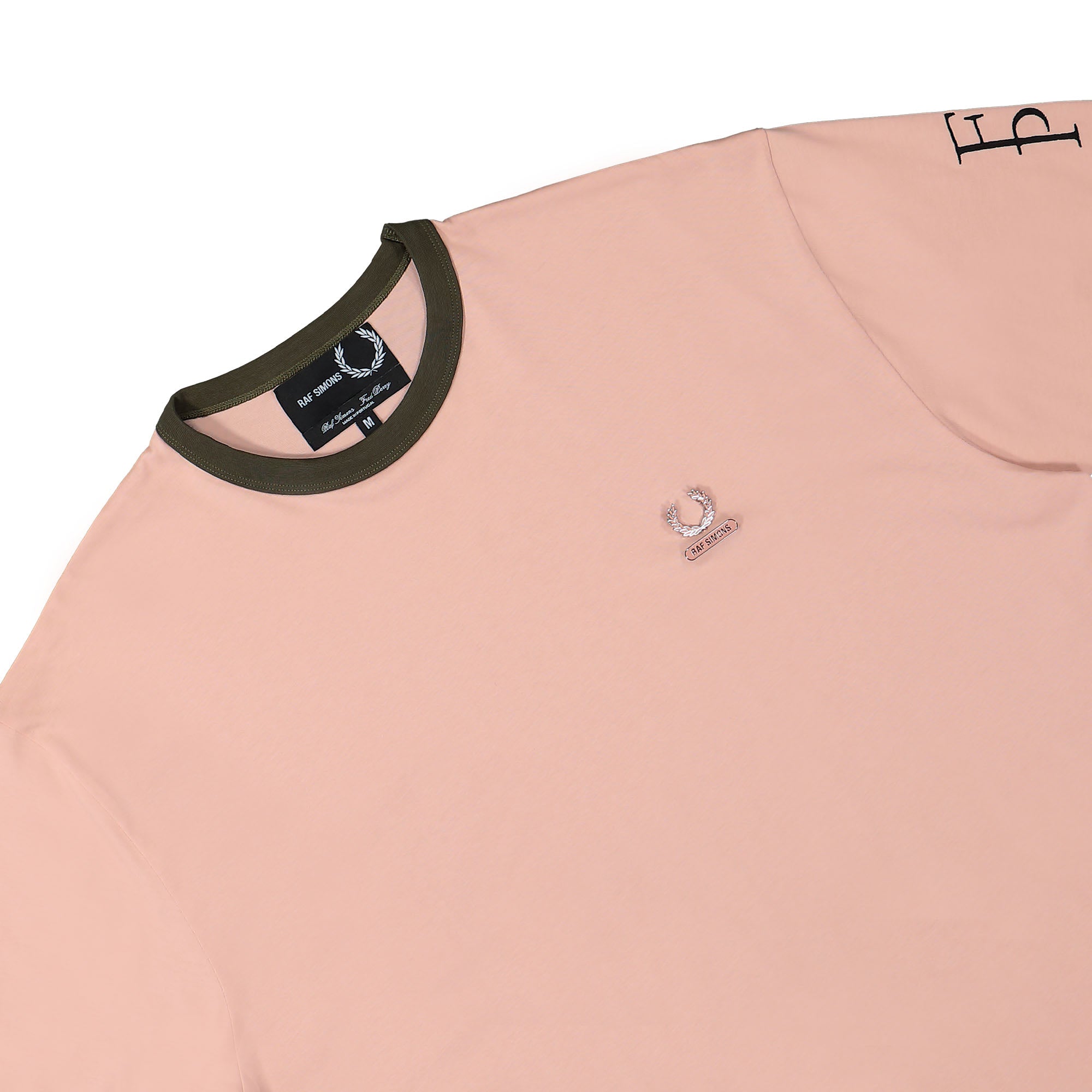 Fred Perry Raf Simons X Fred Perry Contrast Trim Relaxed Tee Light Misty Rose T-Shirts Detailfoto | Overkill