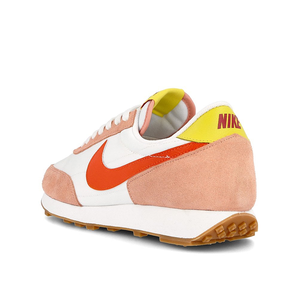 Nike wmns daybreak Coral Stardust / Team Orange - Summit White  Close-up | Overkill