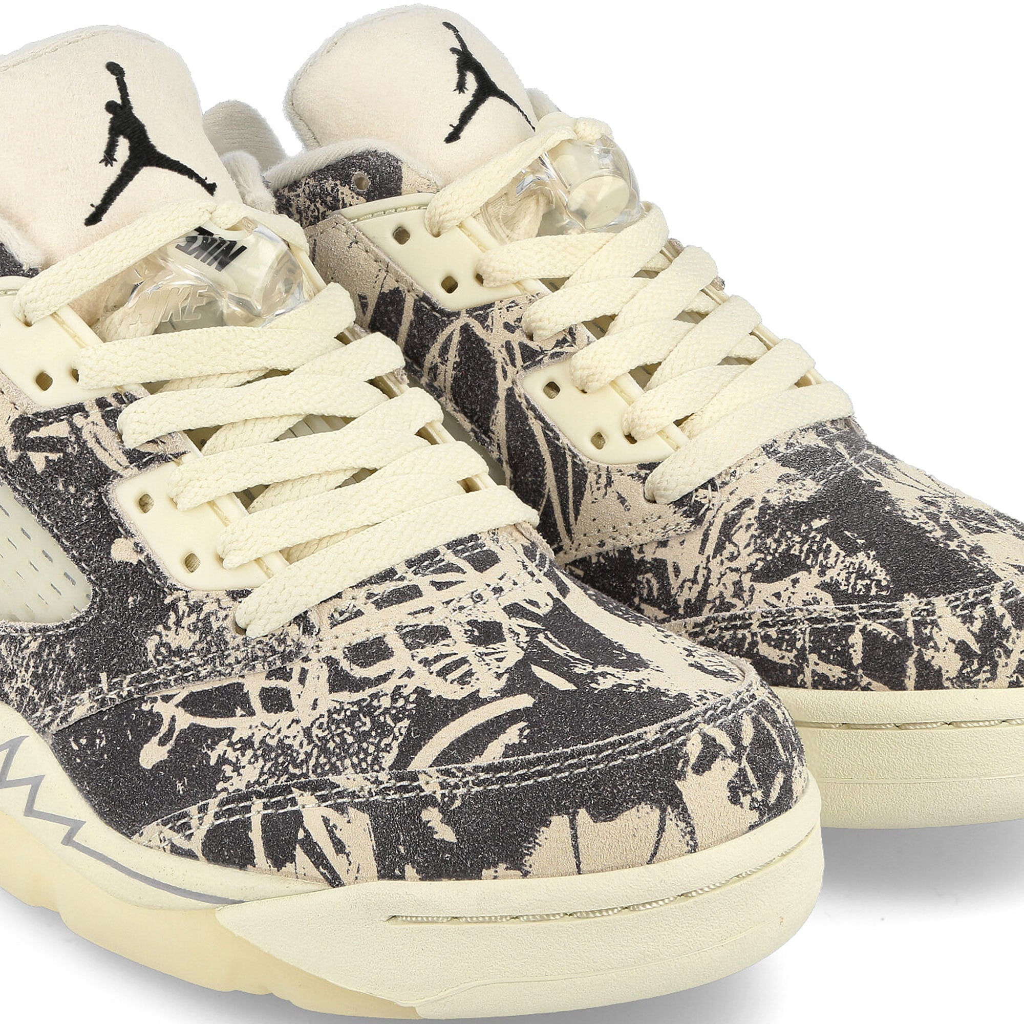 Jordan Wmns Air Jordan 5 Retro Low Coconut Milk / Black - White Sneakers  Detailfoto | Overkill