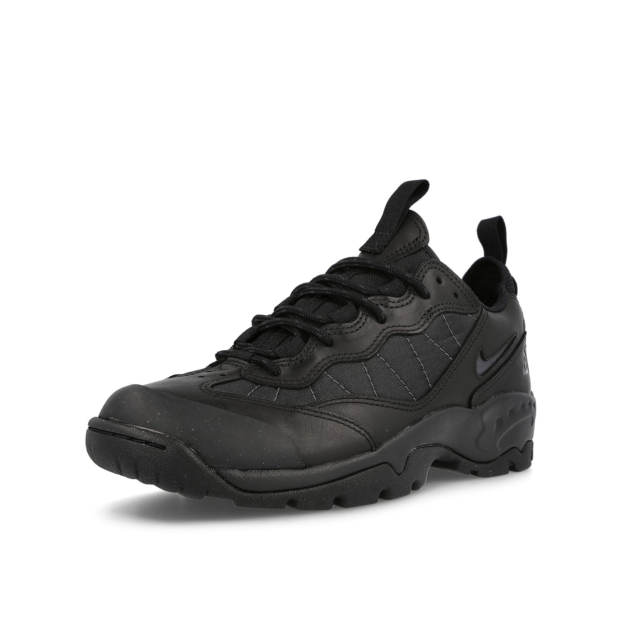 Nike acg air mada Black-Anthracite Low Top Sneakers  Close Up | Overkill