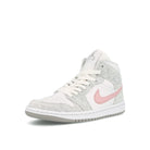 Jordan Wmns Air Jordan 1 Mid SE Light Iron Ore / Atmosphere - White  Detailfoto | Overkill