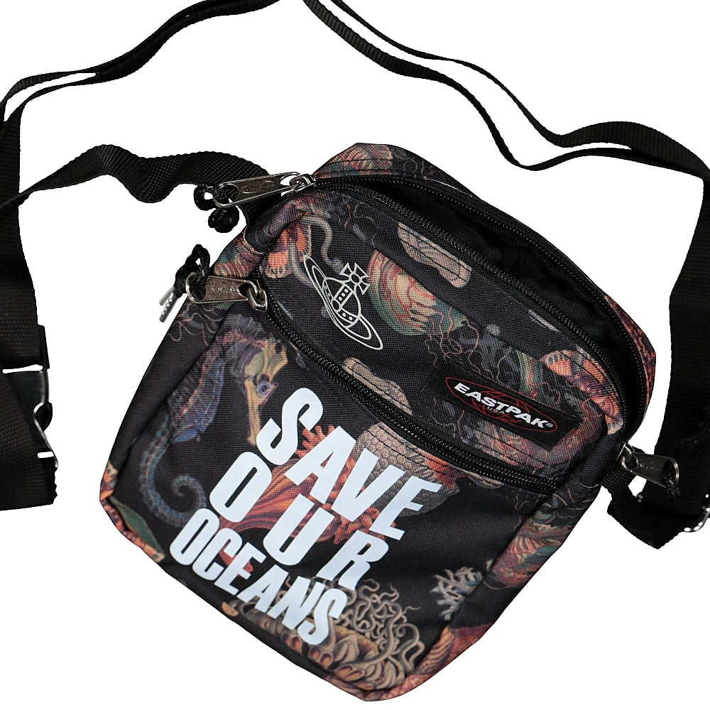 Eastpak Vivienne Westwood x Eastpak One Multicolor Duffle Bags Detailfoto | Overkill