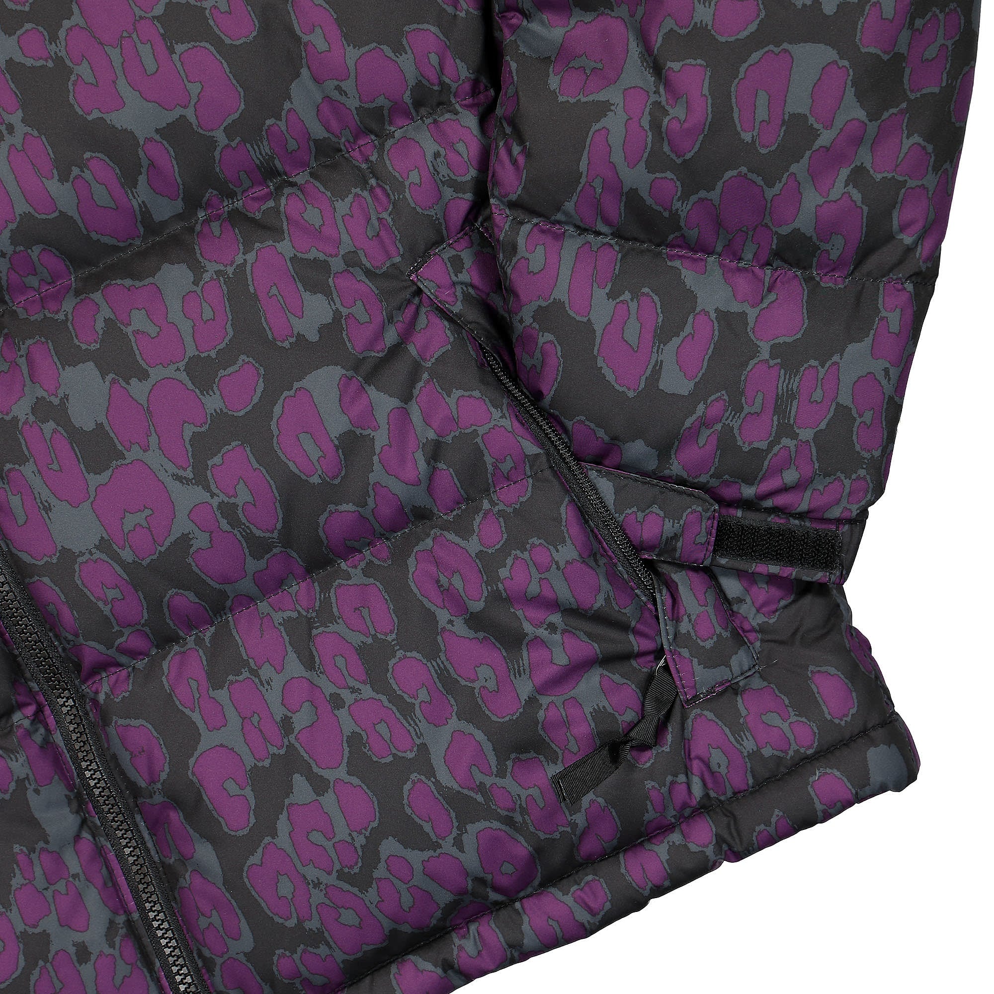 The North Face Printed 1996 Retro Nuptse Jacket Gravity Purple - Leopard Print Jackets Detailfoto | Overkill