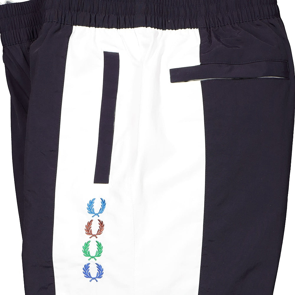 Fred Perry Beams x Fred Perry Embroidered Lauren Wreath Beams Shell Trousers Indigo Night Casual Pants Detailfoto | Overkill