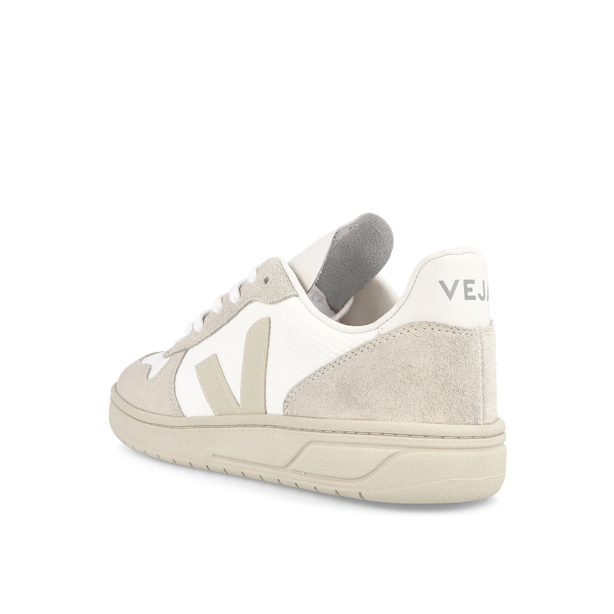 Veja v-10 b-mesh White Natural Pierre  Close-up | Overkill